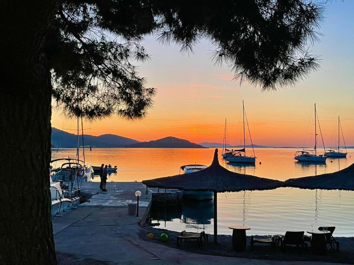 Beach House Hela - Resort & Tavern Bain, Free Transport, Pool, Island Of Zut - Kornati Pristanisce Exterior foto